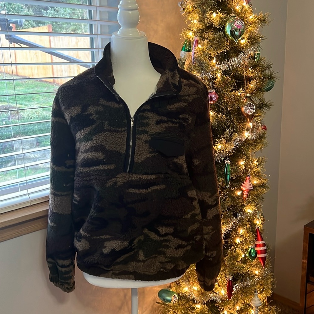 Fuzzy Camouflage Women’s Lg (runs small) half zip pullover with pockets